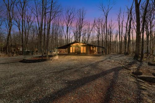 Nostalgic & Cozy Cabin- Steps to Pines Lake! Pet Friendly! cabin - Pocono Lake