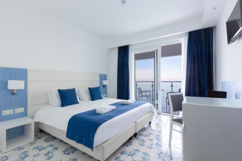 Deluxe Double or Twin Room with Sea View