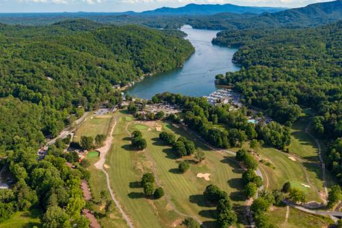 Treetop Serenade in Lake Lure, USA