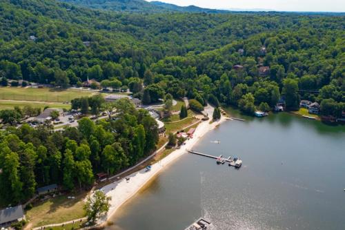 Treetop Serenade in Lake Lure, USA