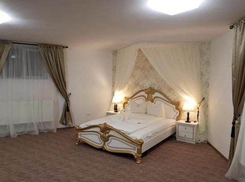 1 queen bed, 1 sofa bed