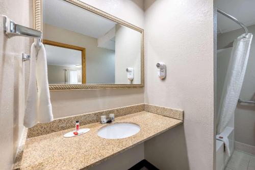 Super 8 by Wyndham Kansas City Airport - image 11