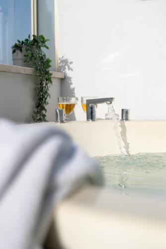 Deluxe Suite with Sea View image 2