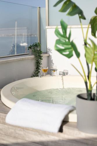 Deluxe Suite with Sea View image 6