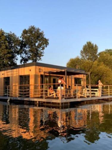 SeineHouse - Maison flottante (HouseBoat) - Séjour magique sur l'eau - Location saisonnière - Vaux-sur-Seine