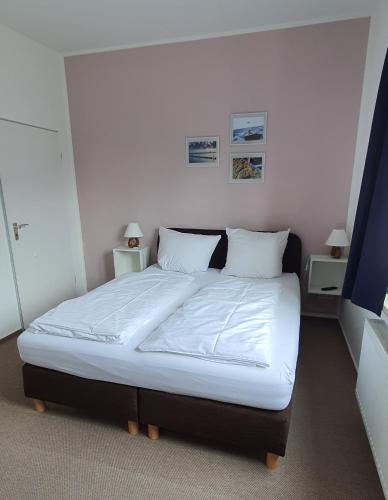 bed & kitchen - image 2