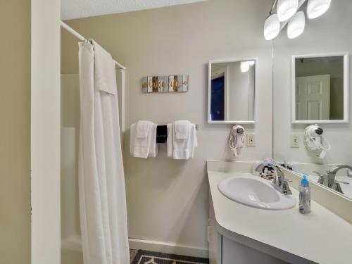 208 North Shore Inn - image 13