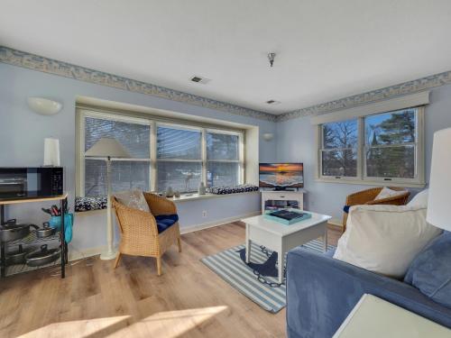 300 North Shore Inn - image 6