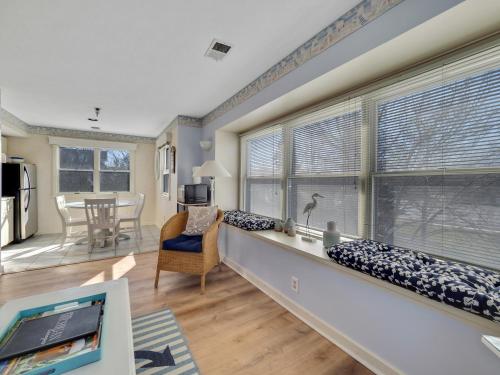 300 North Shore Inn - image 10