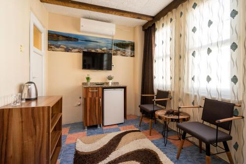 Double Room with Balcony image 6