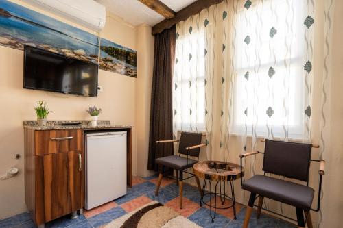 Double Room with Balcony image 9