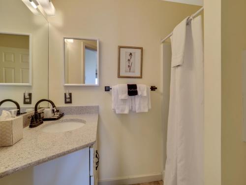 301 North Shore Inn - image 12