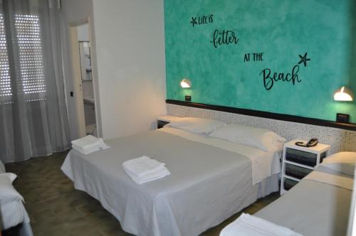 1 queen bed, 1 twin bed