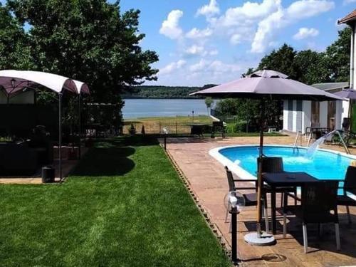 Private Lux Vila Mila with swimming pool by the Danube, sleeps 18