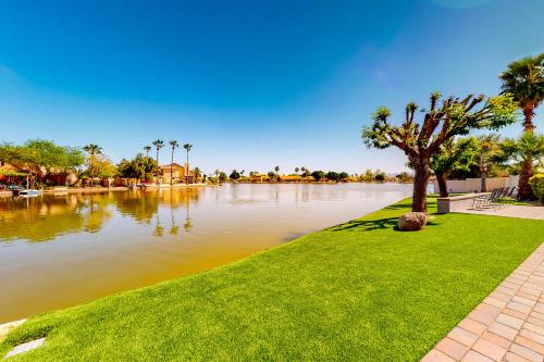 Lake in the Desert, Avondale (photo 3)