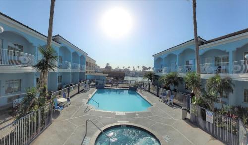 Deluxe Double Room with Balcony image 3