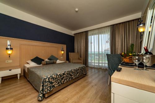 Double or twin room, superior, partial sea view