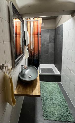 Bathroom, Hostel Fehmarn Mehrbett-Zimmer in Fehmarn