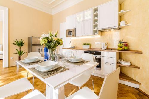 2bds apartment in UJEZD - P14, Praha (fotografie 3)