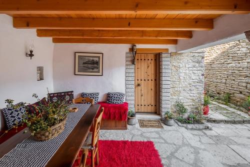 숙소 외관, Archontiko Rapti Stone Traditional House in 모노덴드리언