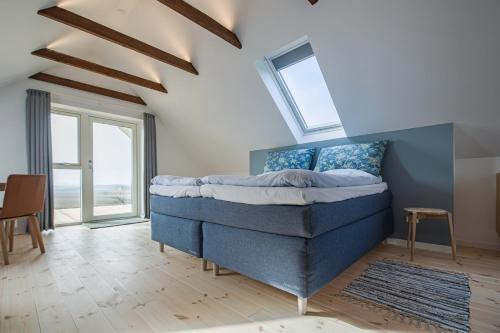 1 king bed, 1 sofa bed