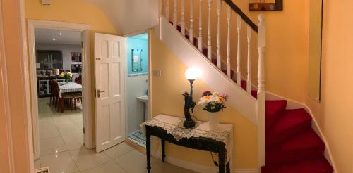 大堂, Seascape on the edge of town: 4 beds all ensuite. in 貝爾馬利特