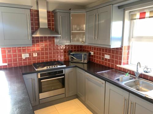 廚房, Seascape on the edge of town: 4 beds all ensuite. in 貝爾馬利特