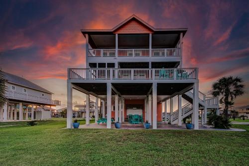 4Br 3Ba - Ocean Views - Walk 2 Beach - Tiki Bar - with Creek