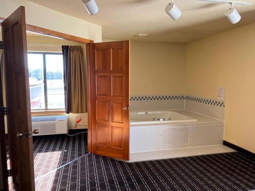 One-Bedroom King Suite - Non-Smoking