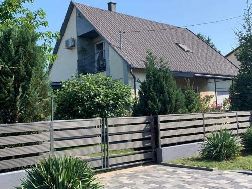 Tóparti hangulatú nyaraló-Balatonboglár – khách sạn tại Balatonboglar