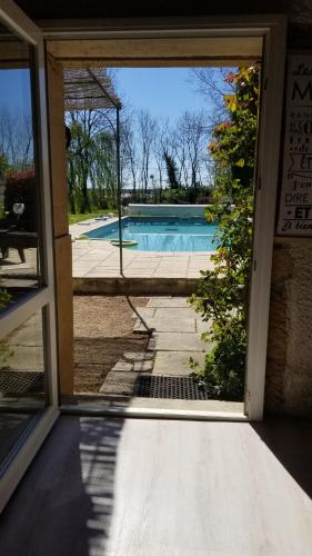 Úszómedence, Gite calme et cosy, toutes commodités et tourisme (Gite calme et cosy, toutes commodites et tourisme) in Paray-le-Monial