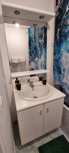 Bathroom, Proche Disney.Un Superbe appartement bien desservi in Bussy-Saint-Georges