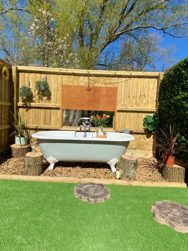Jardim, Cosy dog friendly lodge with an outdoor bath on the Isle of Wight in Chale