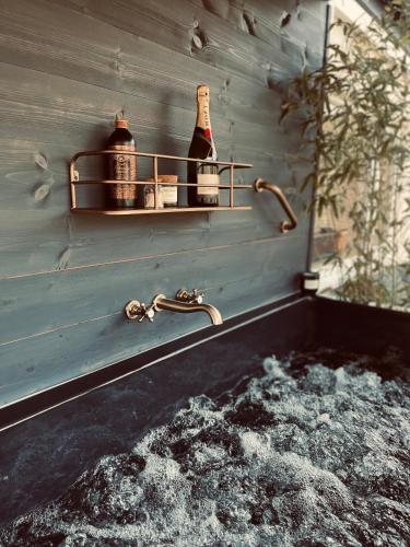Tesis özellikleri, Ashford House 2 bedroom Apartment 'outdoor bathing tub' in Robin Hood's Bay
