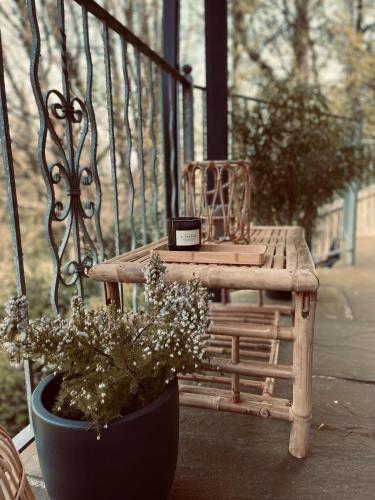 Kert, Ashford House 2 bedroom Apartment 'outdoor bathing tub' in Robin Hood Öböl