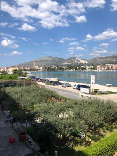  Apartments Kapetanovi Dvori in Trogir