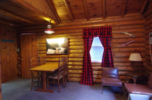 Cramers Point Motel & Cottages - image 11