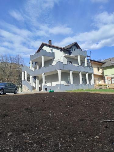 Prenoćište Ljiljana 2 (Prenociste Ljiljana 2) in Лівно