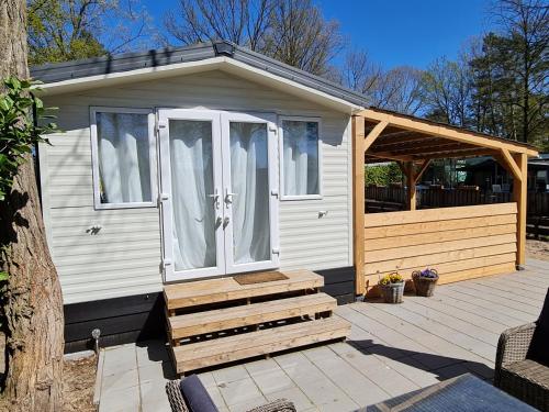 Chalet Casablanca, totaal 80m2 met veel comfort op fantastisch 5-sterren vakantiepark!, Ferienwohnung in Sevenum