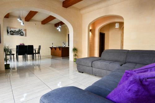 Tal-bengi Luxury Villa Indoor/Outdoor Pool