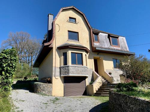 Ieeja, Gezellige villa met houtkachel, sauna en zonnige tuin in Doisče