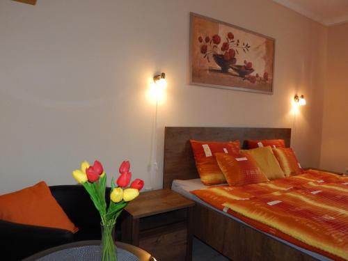1 queen bed, 1 sofa bed
