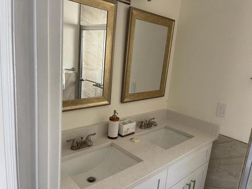 Grand Luxury Condo Penthouse near Disney & Universal - image 5