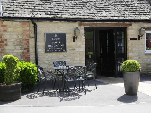 ทางเข้า, Macdonald Bear Hotel in วิทเนย์