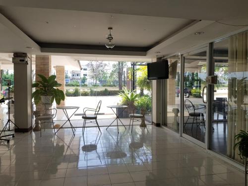 شرفة/ تراس, Punya Garden Hotel in Tha Pho