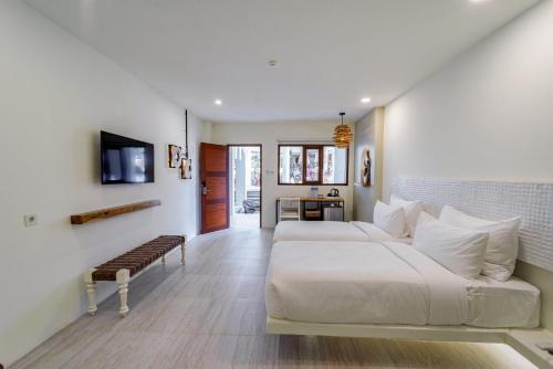 352772837 El Tropico Boutique Hotel