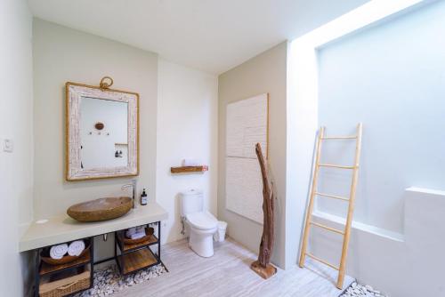 352772915 El Tropico Boutique Hotel