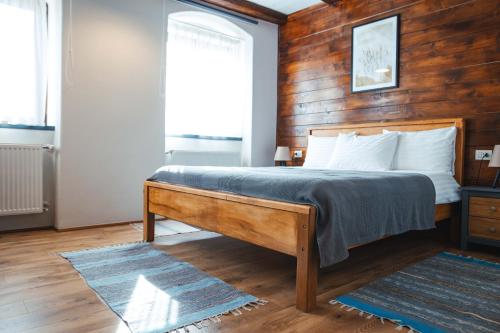 1 queen bed, 1 sofa bed