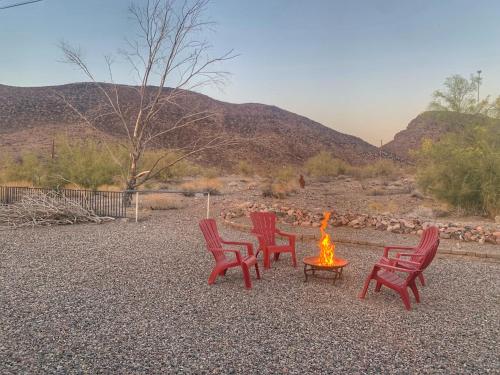 Desert Backdrop with Firepit Pets and Nature Access