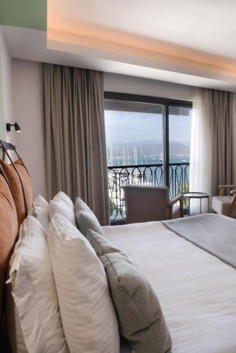 Double Room with Sea View image 5